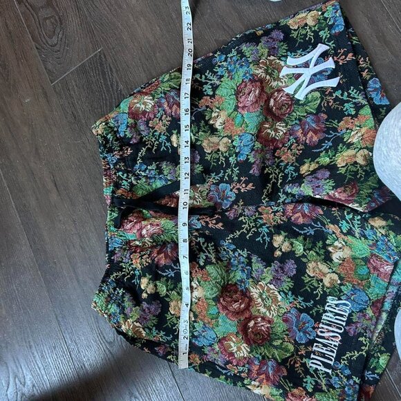 Men's New York Yankees PLEASURES Black Floral Shorts size medium - Picture 9 of 9